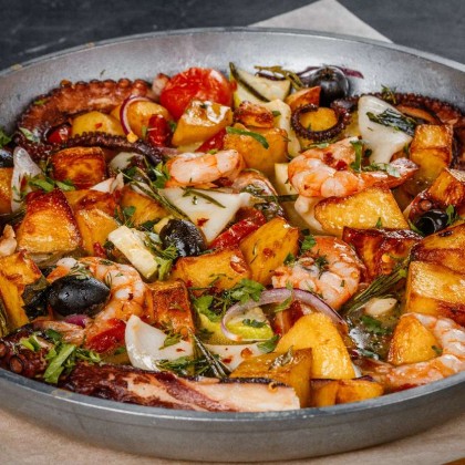 Дары моря, запеченные в печи с молодым картофелем и вялеными томатами