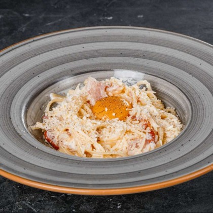 Спагетти с копченой грудинкой в сливочном соусе