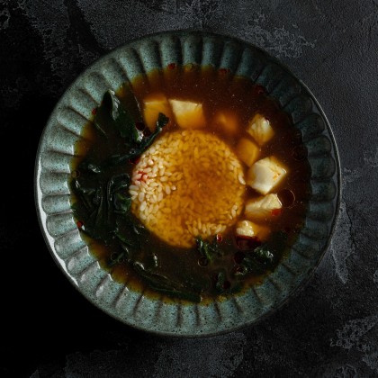 Японский суп с лососем и морскими водорослями