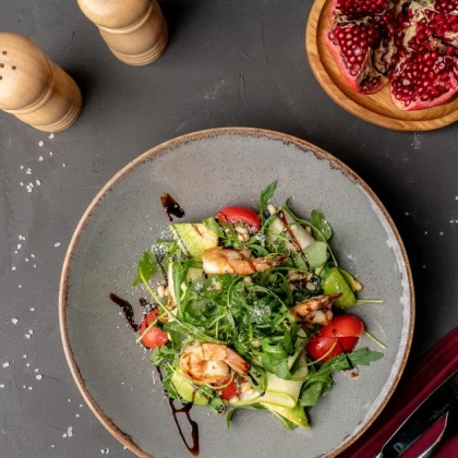 Салат с рукколой,  креветками, авокадо и пармезаном