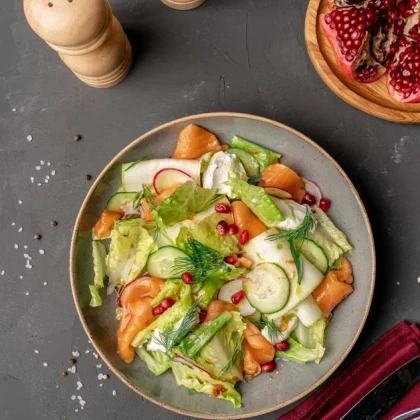 Салат с лососем  сливочным сыром и кабачками