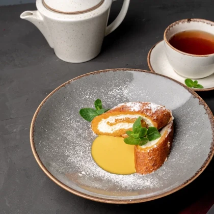 Морковный рулет со сливочным сыром и соусом манго-маракуйя