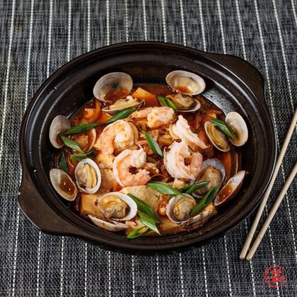 Морепродукты и тофу на сковороде