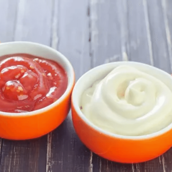 Соус белый (чесночный) + красный (томатный)