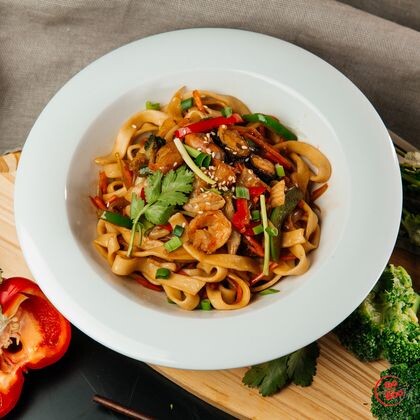 Лапша жареная с морепродуктами 
WOK