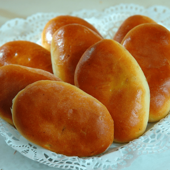 Пирожок с картофелем и сосиской