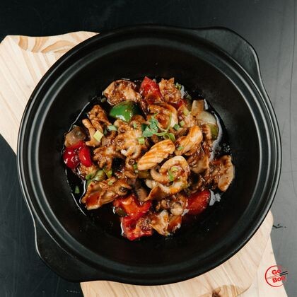 Осьминог с кальмаром жареные в устричным соусом