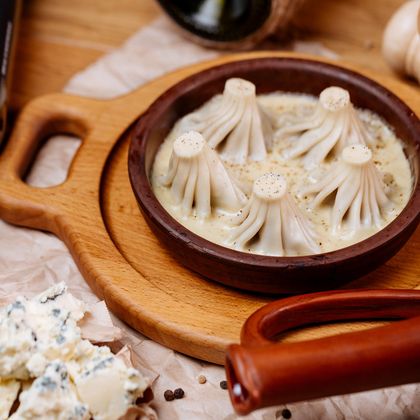 Патара хинкали из говядины и свинины в соусе с сырами Пармезан и "Дор-блю"