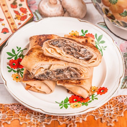 Блины с томленными в сливках грибами