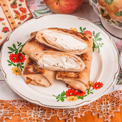 Нежные блинчики с творогом подаются со сметаной