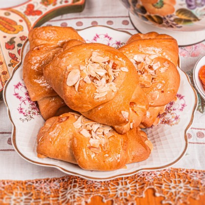 Пирожок с курагой и лепестками миндаля