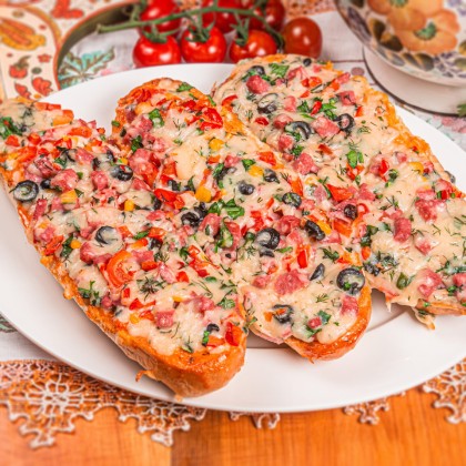 Брускетта мясная с сыром, маслинами и болгарским перцем