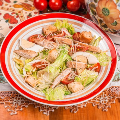 Салат «Цезарь» с курицей и листьями айсберг