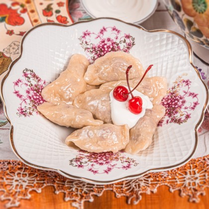 Вареники с целой вишней, подаются со сметаной