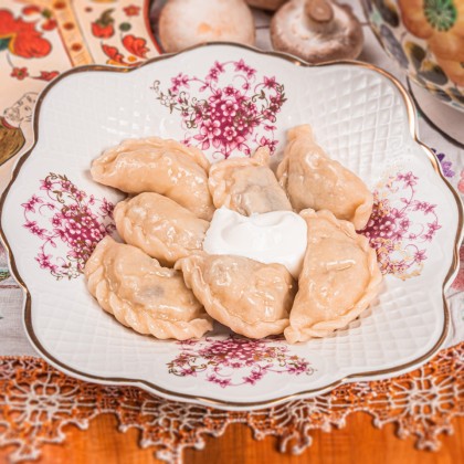 Вареники с картофелем и грибами, подаются со сметаной