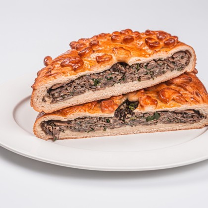 Пирог с жареными грибами и луком