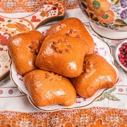 Пирожок с ягодой брусникой