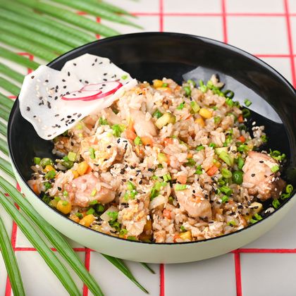 Жареный рис с курицей по-тайски