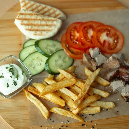 Gиро на тарелке со свининой