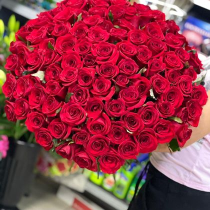 Букет бордовых роз 51 шт