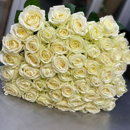 Букет белых роз 51