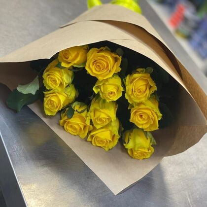 Букет желтых роз в крафте 11