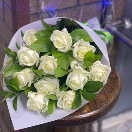 Букет белых роз с рускусом