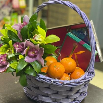 Сладкий подарок с орхидеей