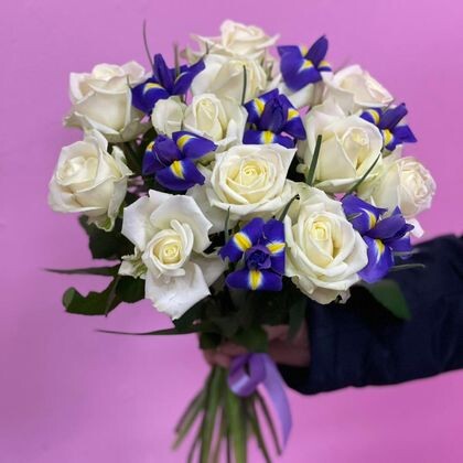 Белые розы и ирисы