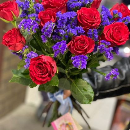 Букет бордовых роз со статицей