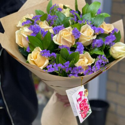 Букет кремовых роз 11