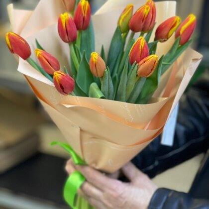 Букет оранжевых тюльпанов 15