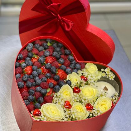 Композиция сердцем с голубикой