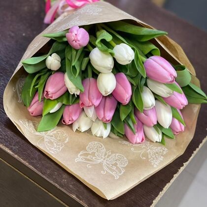 Букет тюльпанов в крафте 35
