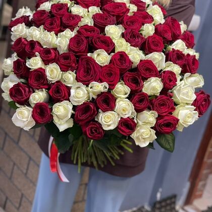 Букет белых и красных роз 101