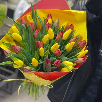 Букет красных и желтых тюльпанов 45