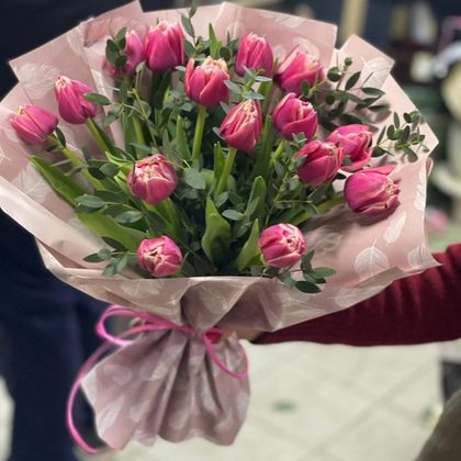 Букет пионовидных тюльпанов с эвкалиптом 15