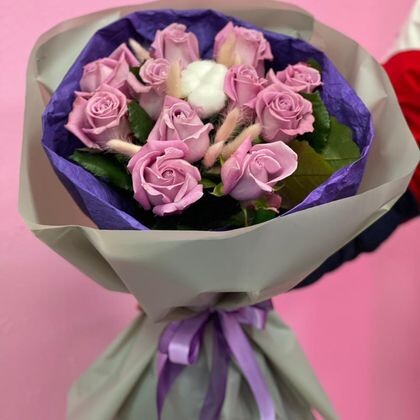 Букет сиреневых роз 11