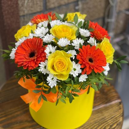 Шляпная коробка в желтом цвете