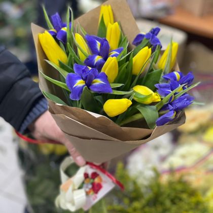 Букет желтых тюльпанов и ирисов