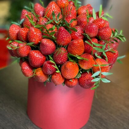 Шляпная коробка с клубникой