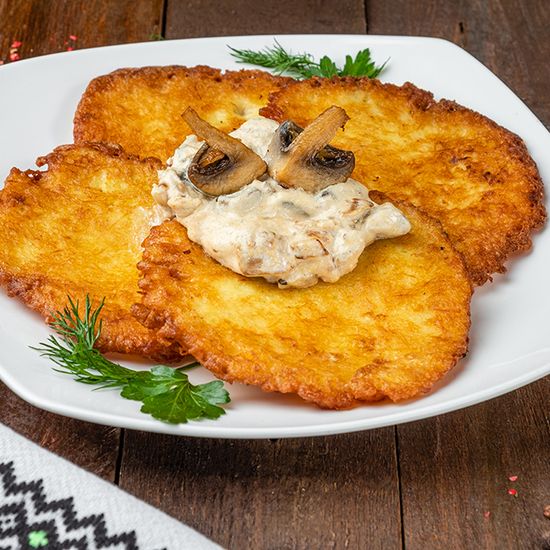 Драники в сливочно-грибном соусе