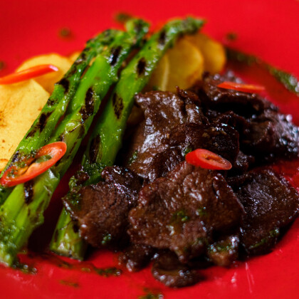 Говядина стир-фрай со спаржей и картофелем