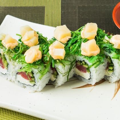 Ролл «Магуро хотатегай» маки