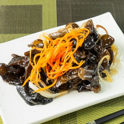 Салат с древесными грибами