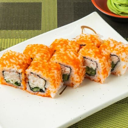 Ролл «Калифорния тобико»