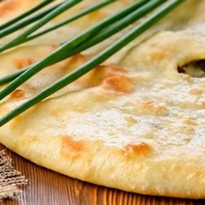 Осетинский пирог с зеленым луком и яйцом