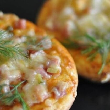 Пицца с колбасой и сыром