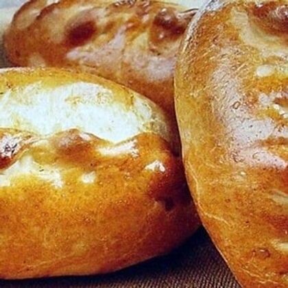 Пирожок с луком и яйцом