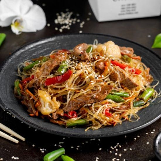 Жаренная фунчоза с креветками в соусе Вок